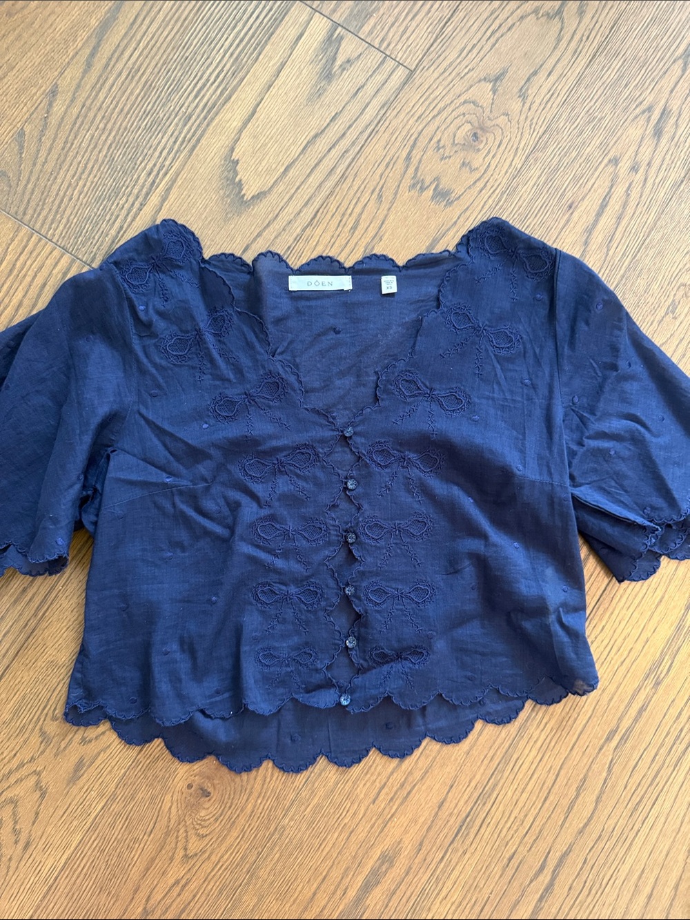 Doen brand new Navy Embroidered Button-Front Cropped Blouse size xs
